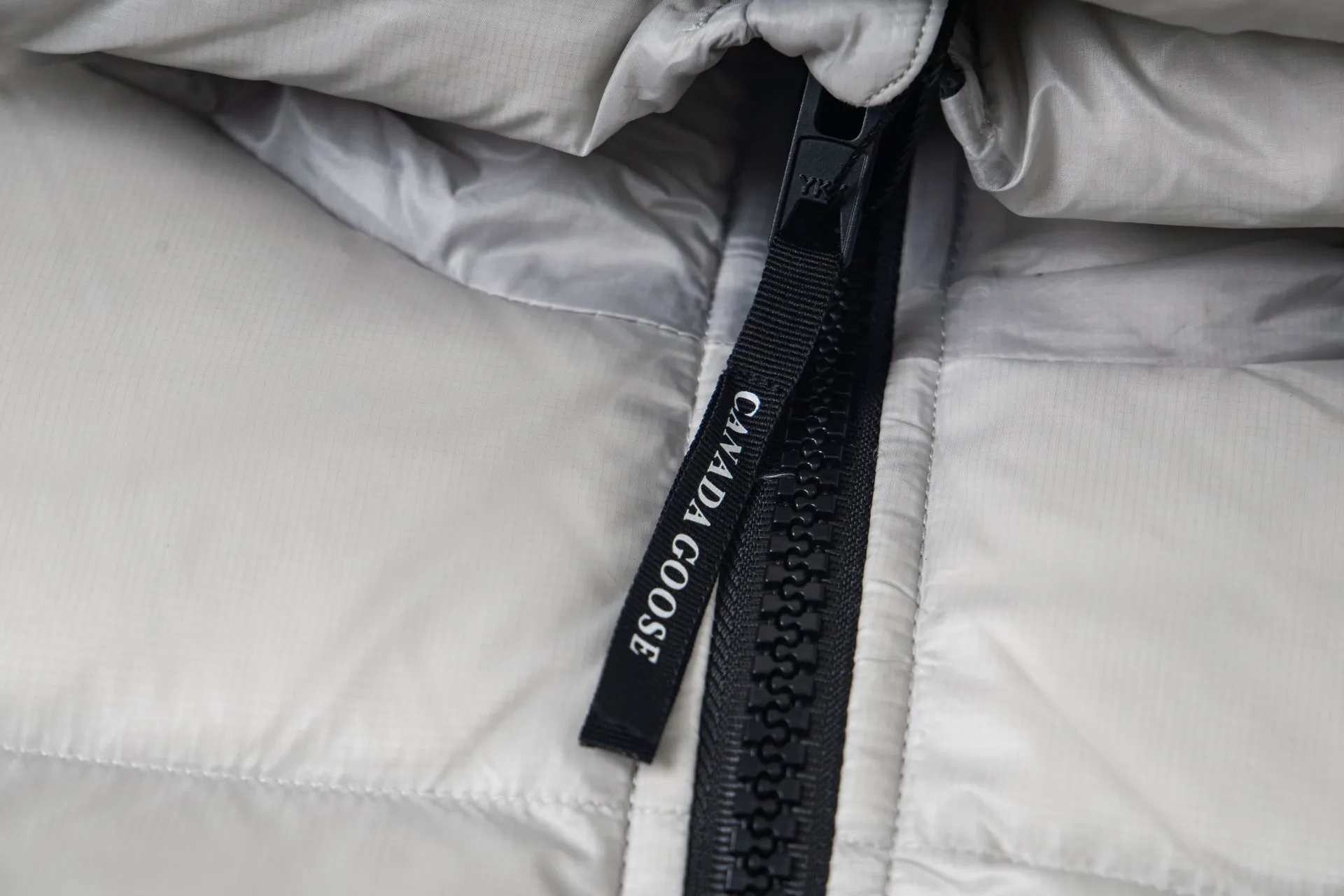 P790 model number: G122 Canada Goose's new Crofton series of lightweight couple's hooded down jacket 1️⃣The fabric is made of recycled Feather-Light tear-resistant fabric, which is ultra-light and has no sense of weight on the upper body. The unique black label highlights the temperament. The interior is filled with white duck down, making the upper body very light and comfortable! 2️⃣It is very youthful and energetic, and can be easily worn by both men and women. It is very in line with the fashion aesthetic concepts of today's young people! 3️⃣ Full set of customized accessories, complete with three standards, same style for men and women, a must-have for couples Color: Picture color Size: S, M, L, XL
